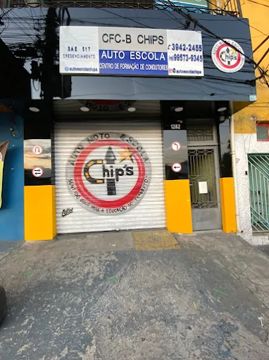 Aluna ao lado do carro da Auto Escola Chip’S